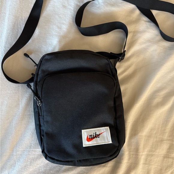 Nike Crossbody Bag - Picture 1 of 2